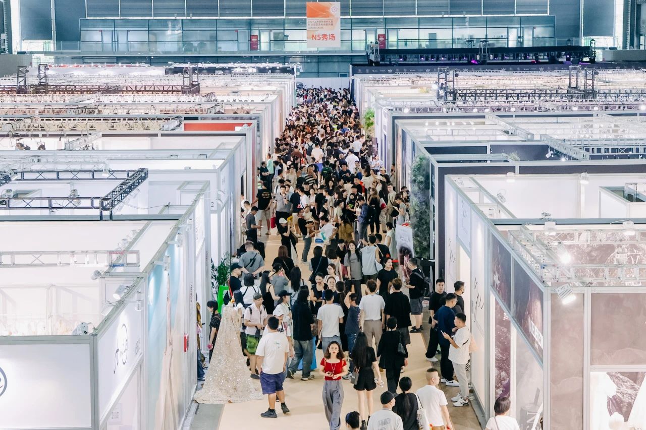 “蛇”來(lái)運(yùn)轉(zhuǎn)，2025上海國(guó)際婚紗禮服時(shí)裝周誠(chéng)邀攜手出圈